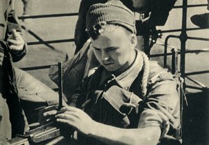 Royal Marine überprüft sein Maschinengewehr, Zweiter Weltkrieg, ca. 1939-ca. 1943 1944 von Unbekannt