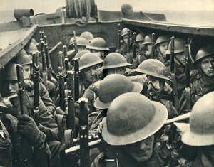 Royal Marines an Bord eines Landungsbootes, Zweiter Weltkrieg, um 1939-1943, 1944 von Unbekannt