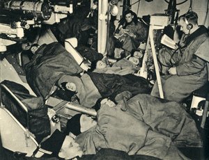 Royal Marines schlafen im Geschützhaus eines Kriegsschiffs, Zweiter Weltkrieg, ca. 1939-1943, 1944