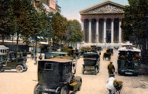 Rue Royale und die Madeleine, Paris, mit Autos und einem Motorbus auf der Straße, ca. 1900