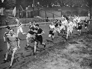 Halbmeilenlauf am Civil Service Sports Day, Stamford Bridge, London von Unbekannt