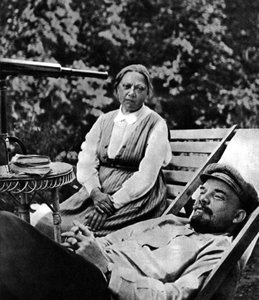 Russischer Bolschewikenführer Wladimir Lenin und Nadeschda Krupskaja, Gorki, UdSSR, 1922 von Unbekannt