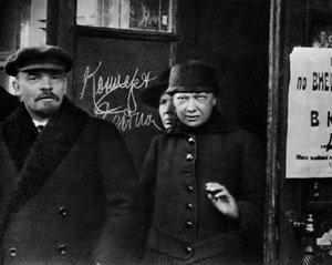 Russischer Bolschewikenführer Wladimir Lenin und seine Frau Nadeschda Krupskaja, Russland, 1922 von Unbekannt