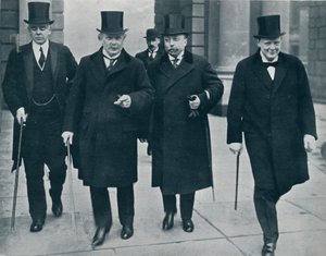 Russischer Finanzminister in England: M. Bark auf dem Weg zum House of Commons, 1914 von Unbekannt