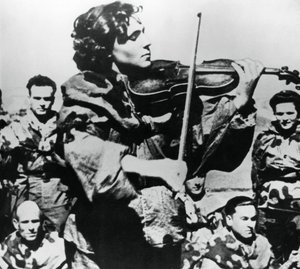 Russische Armeekrankenschwester spielt Geige, Ostfront, 1944 von Unbekannt