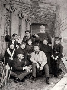 Der russische Autor Anton Tschechow mit Familie und Freunden, 1890