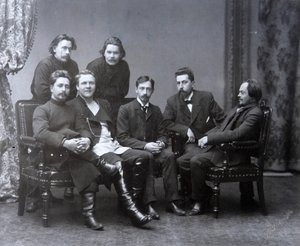 Der russische Autor Maxim Gorki in der Sreda-Mittwochs-Literaturgruppe, 1902 von Unbekannt