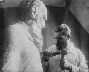 Russischer Bildhauer Sergey Merkurov 1881-1952 arbeitet an seiner Statue von Leo Tolstoi von Unbekannt