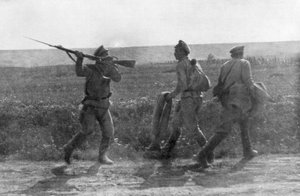 Russischer Soldat greift seinen zurückweichenden Kameraden an, Ternopil, Ukraine, Erster Weltkrieg von Unbekannt