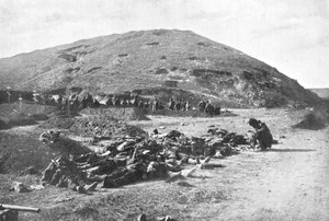 Russische Soldaten sammeln Patronen von den Toten vor der Beerdigung, Russisch-Japanischer Krieg