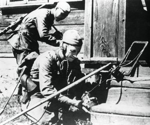 Russische Soldaten mit Minensuchgeräten räumen ein vermintes Haus, Ostfront