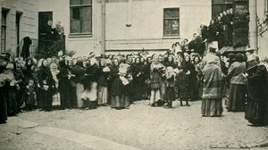 Russische Soldatenfrauen warten auf Nachrichten von der Front..., Erster Weltkrieg, 1915, ca. 1920
