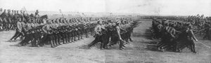 Russische Truppen paradieren während des Besuchs des französischen Präsidenten Raymond Poincaré in Russland, 22. Juli 1914