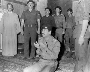 Saddam Hussein beim Beten, Karbala, Irak, 1985