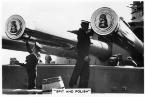 Matrosen polieren die 16-Zoll-Kanonen der HMS Nelson, 1937 von Unbekannt