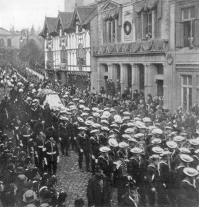 Matrosen ziehen den Kanonenwagen mit dem Sarg von Königin Victoria, Windsor, Berkshire, 1901
