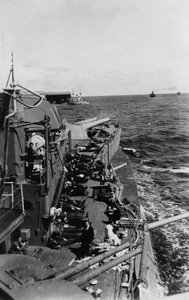 Matrosen schlafen auf dem Oberdeck des britischen Schlachtschiffs HMS Malaya, ca. 1940-1941 von Unbekannt