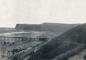 Saltburn - Blick auf die Klippen, den Strand und den Pier, 1895 von Unbekannt