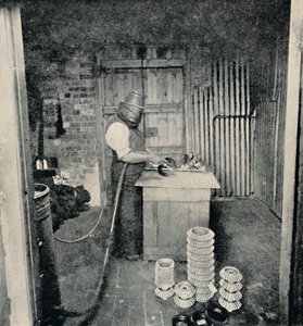 Sandstrahlen von Zahnrädern, ca. 1917