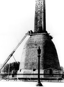 Sandsäcke schützen die Basis des ägyptischen Obelisken, deutsch besetztes Paris, 1940 von Unbekannt