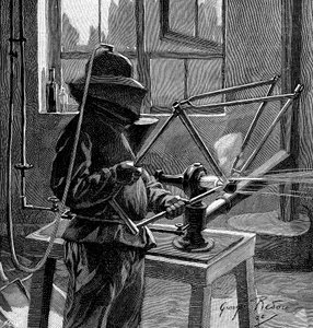 Sandstrahlen der Verbindungen eines Fahrradrahmens, Frankreich, 1896