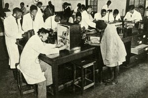 Szenen in einem einheimischen College - Studenten im Physiklabor, um 1948 von Unbekannt
