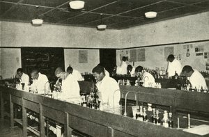 Szenen in einem einheimischen College - Studenten der Bakteriologie am Fort Hare Native College in Alice von Unbekannt