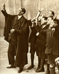Schüler und Lehrer beobachten eine Sonnenfinsternis, Großbritannien, 1921, 1935 von Unbekannt