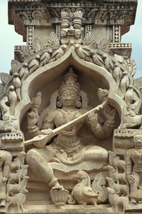 Skulptur der hinduistischen Göttin Sarasvati, Belur, Indien