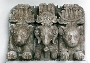 Skulptur von drei Tierköpfen von Unbekannt