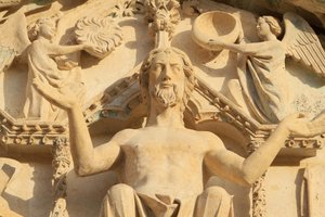 Skulptur des sitzenden Christus auf einem Thron. Das Jüngste Gericht. Tympanon des westlichen Zentralportals. (Detail) von Unbekannt