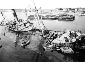 Versenktes Schiff im Hafen von Marseille, Frankreich, ca. 1945-1949