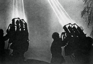 Scheinwerferbediener bereiten sich auf einen nächtlichen Bombenangriff vor, Moskau, 1941