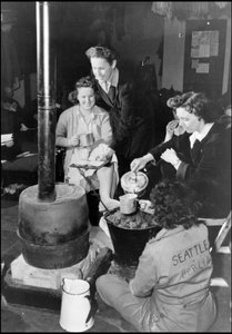 Zweiter Weltkrieg (1939-1945): auf einem britischen Luftwaffenstützpunkt, wo eine Einheit des WAC (Women