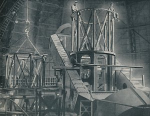 Abschnitt für Abschnitt erhebt sich das riesige Stahlgerüst des Hookers-Zylinders, ca. 1935 von Unbekannt
