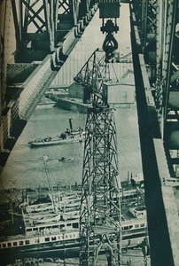 Vom Kran aus gesehen, der Fluss Clyde sieht aus wie ein langer schmaler Dockbecken
