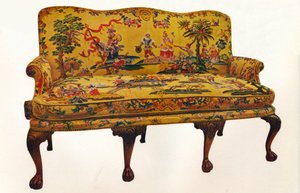 Sofa mit Chinoiserie-Stickerei aus der Zeit, ca. 1710