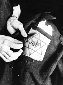 Das Nähen des gelben Sterns zur Identifizierung eines Juden auf eine Jacke, deutsch besetztes Paris, 1942