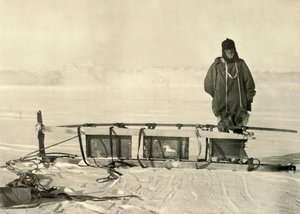 Shackleton neben dem gebrochenen südlichen Schlitten, ca. 1908, 1909 von Unbekannt