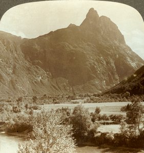 Scharfe Zinnen des Romdalshorn, die die Bergwand über dem Fluss Rauma krönen, Norwegen, ca. 1905 von Unbekannt