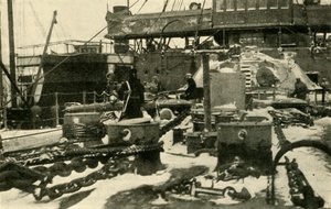 Schiff versorgt Kohle unter eisigen Bedingungen, Erster Weltkrieg, 1914, um 1920 von Unbekannt