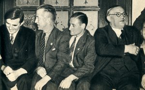 Kameraden an Land. John G. Winant, Ernest Bevin mit Handelsschiffern von Unbekannt