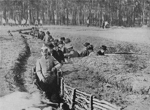 Zivilisten besichtigen die Ausstellungsschützengräben am Stadtrand von Berlin, 1915