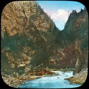 Sindh-Fluss, vorbei an den Klippen unterhalb von Sonamarg, Kaschmir, Indien, spätes 19. oder frühes 20. Jahrhundert von Unbekannt