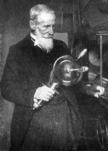 Sir William Crookes 1832-1919, englischer Chemiker und Physiker, 1926