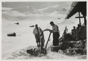 Skifahrer vor einem Chalet, um 1930 von Unbekannt