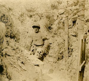 Schädel, der in den Schützengräben gefunden wurde, um 1914-1918