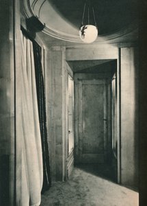 Kleines Vestibül mit Schränken aus weißem Sykomorenholz, um 1925 von Unbekannt