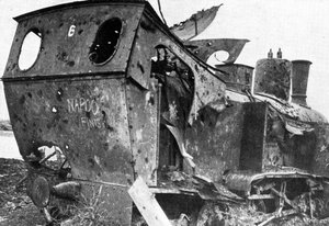 Zerschmetterte Lokomotive in Peronne, Frankreich, Erster Weltkrieg, 1917, um 1920 von Unbekannt