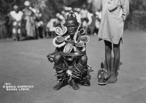 Schlangenbeschwörer, Sierra Leone, 20. Jahrhundert von Unbekannt